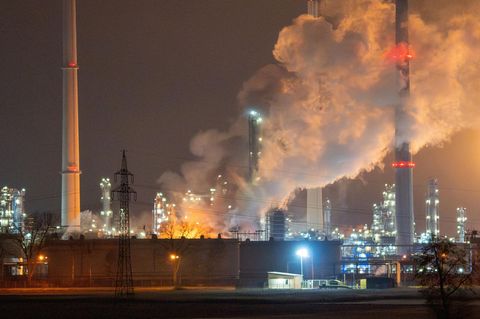 In einer Raffinerie in Neustadt an der Donau, Bayern, ist ein Feuer ausgebrochen