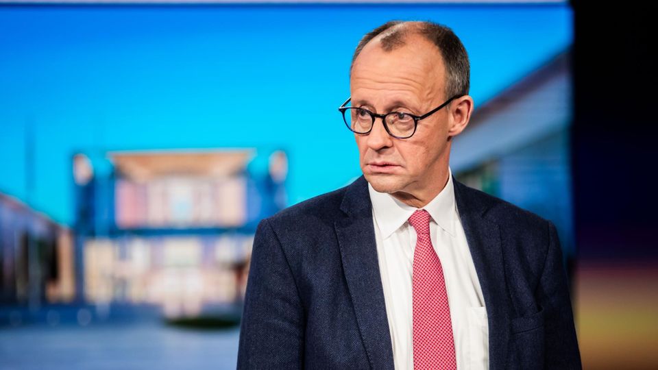Halbnahe Aufnahme von Friedrich Merz im RTL-Studio. Er sieht ausdruckslos nach rechts