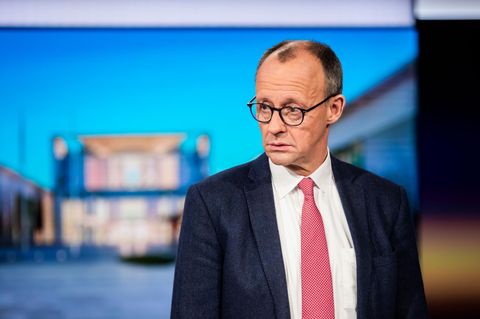 Halbnahe Aufnahme von Friedrich Merz im RTL-Studio. Er sieht ausdruckslos nach rechts