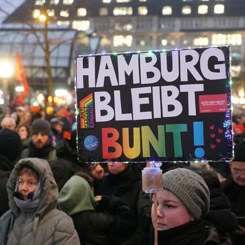 Mehrere Tausend Menschen demonstrierten in der Hamburger Innenstadt gegen den Auftritt von Alice Weidel im Rathaus – und legten damit die Innenstadt lahm