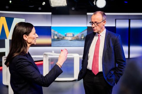 Pinar Atalay und Friedrich Merz stehen im RTL-Studio beim Kanzlercheck und unterhalten sich