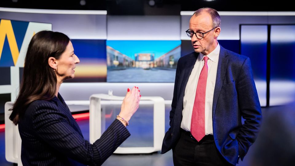Pinar Atalay und Friedrich Merz stehen im RTL-Studio beim Kanzlercheck und unterhalten sich
