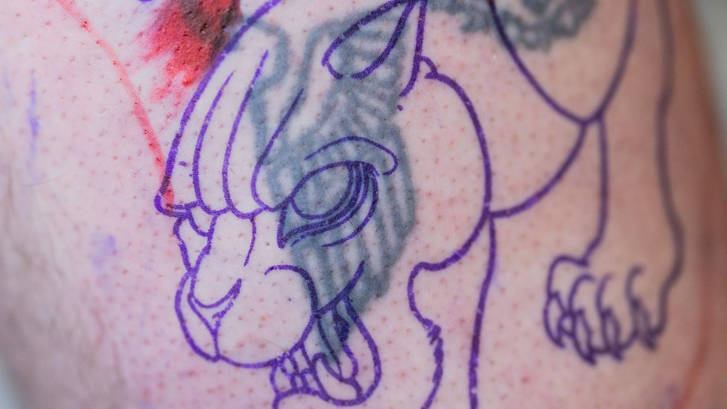 Ein Panther soll ein altes Tattoo mit Reichsadler und Hakenkreuz überdecken