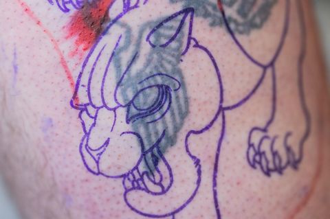 Ein Panther soll ein altes Tattoo mit Reichsadler und Hakenkreuz überdecken