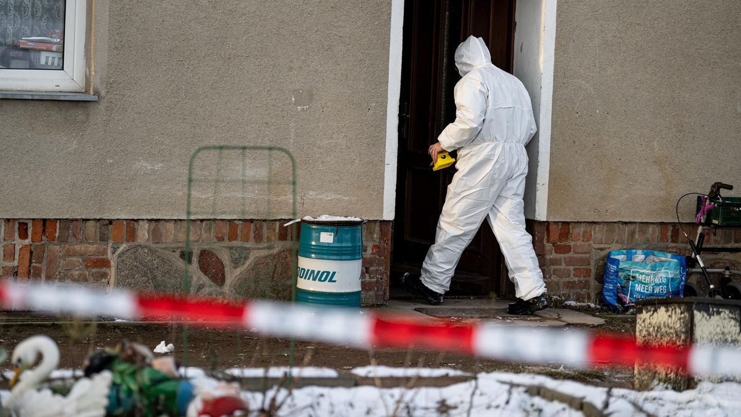 Einsatzkräfte der Spurensicherung am Tatort in der Uckermark