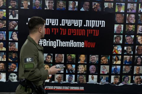 Eine Wand in der israelischen Großstadt Tel Aviv zeigt Fotos der Geiseln, die von der Hamas entführt wurden
