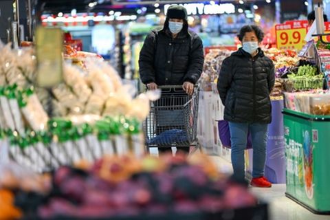 Chinesen beim Einkaufen