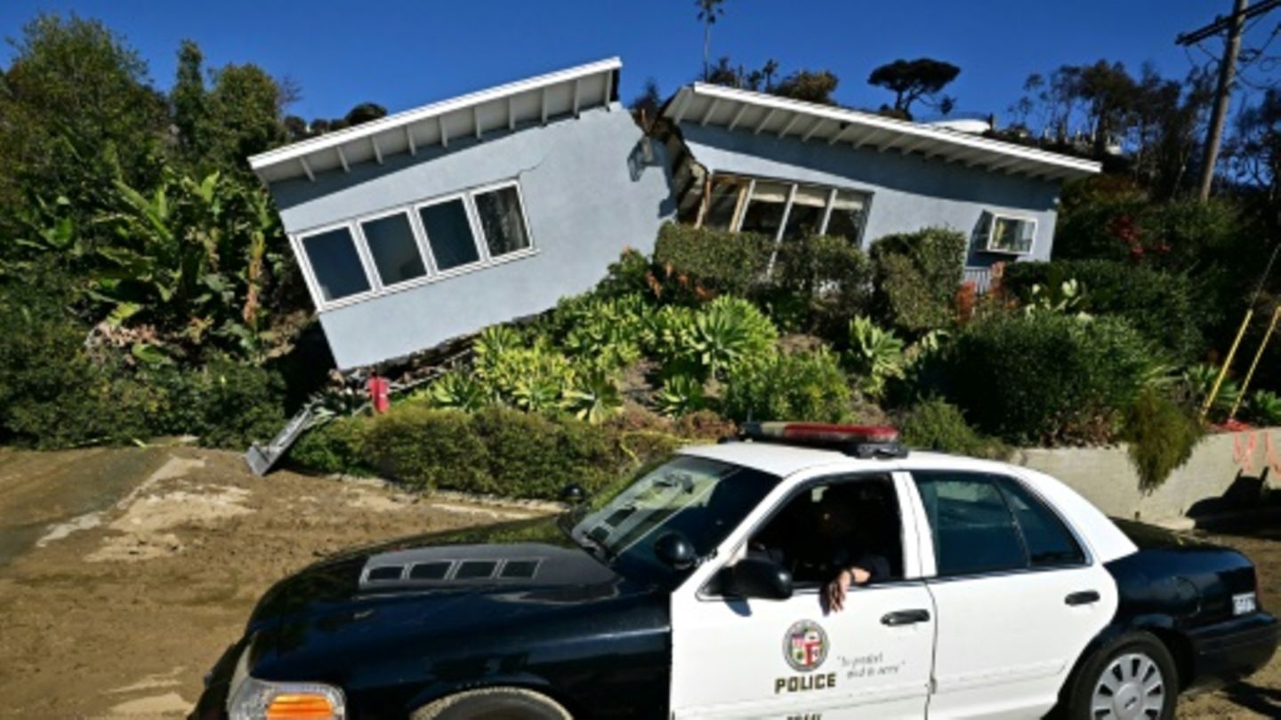 Durch Erdrutsch zerstörtes Haus in Pacific Palisades