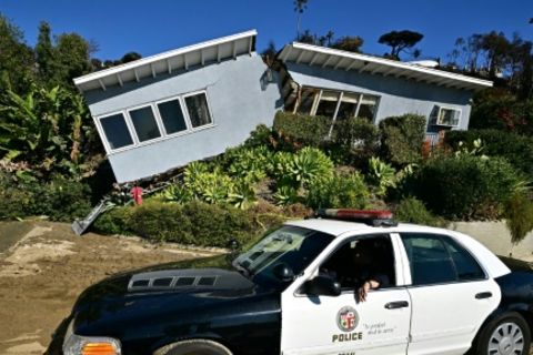 Durch Erdrutsch zerstörtes Haus in Pacific Palisades