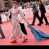 Dass Birkenstock-Sandalen heute längst salonfähig sind, beweist US-Schauspielerin Frances McDormand 2019 beim Filmfest in Rom. Dort schlendert sie in purpurfarbenen Schlappen über den roten Teppich. Durchaus greller zeigte sie sich einige Monate zuvor bei den Oscars. Dort nahm sie ihren Preis in neongelben Sandalen entgegen