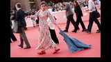 Dass Birkenstock-Sandalen heute längst salonfähig sind, beweist US-Schauspielerin Frances McDormand 2019 beim Filmfest in Rom. Dort schlendert sie in purpurfarbenen Schlappen über den roten Teppich. Durchaus greller zeigte sie sich einige Monate zuvor bei den Oscars. Dort nahm sie ihren Preis in neongelben Sandalen entgegen