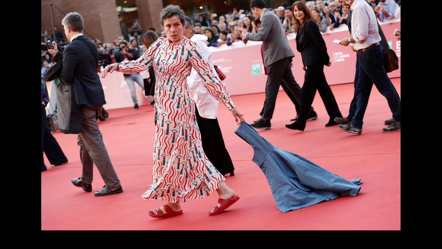 Dass Birkenstock-Sandalen heute längst salonfähig sind, beweist US-Schauspielerin Frances McDormand 2019 beim Filmfest in Rom. Dort schlendert sie in purpurfarbenen Schlappen über den roten Teppich. Durchaus greller zeigte sie sich einige Monate zuvor bei den Oscars. Dort nahm sie ihren Preis in neongelben Sandalen entgegen