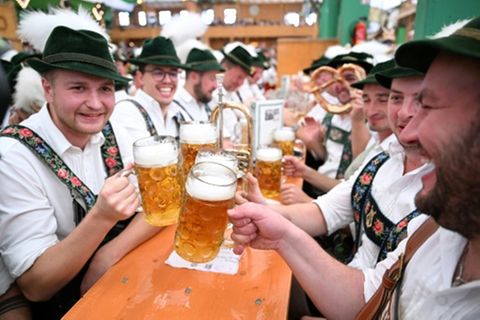 Biertrinker auf dem Oktoberfest