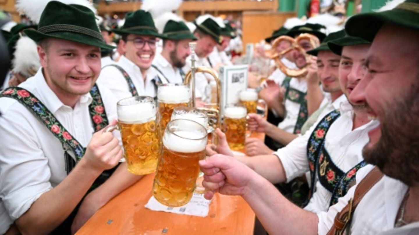 Biertrinker auf dem Oktoberfest