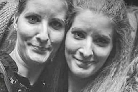 Zwei vermisste Frauen aus Aberdeen lächeln auf einem schwarz-weiß Foto in die Kamera