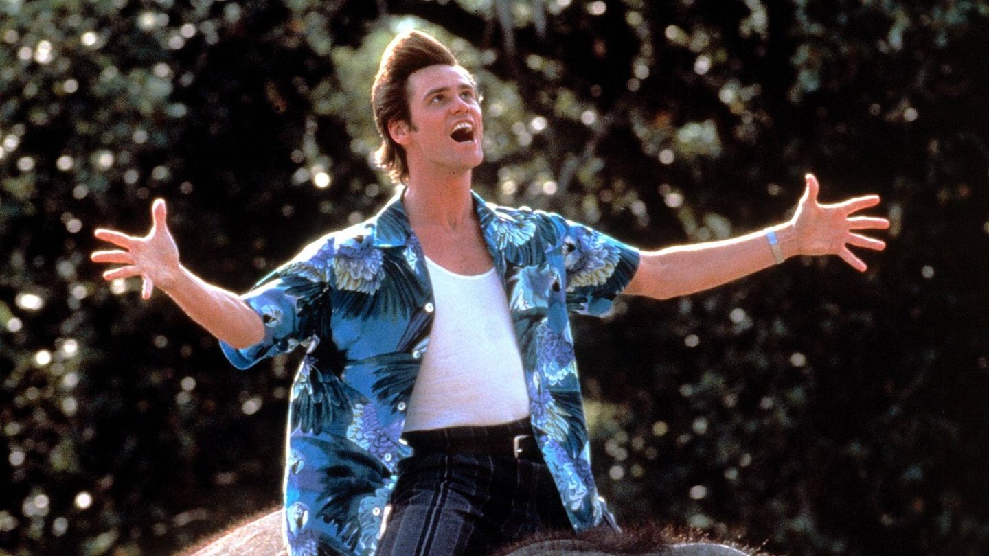 "Ace Ventura"-Schauspieler Jim Carrey reitet im blauen Hawaiihemd und ausgebreiteten Armen auf einem Elefanten
