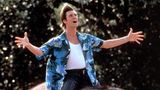 "Ace Ventura"-Schauspieler Jim Carrey reitet im blauen Hawaiihemd und ausgebreiteten Armen auf einem Elefanten