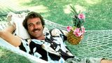 "Magnum"-Star Tom Selleck im Hawaiihemd in der Hängematte