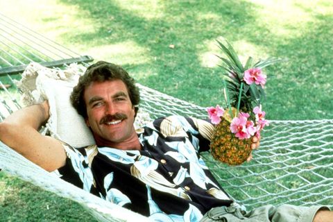 "Magnum"-Star Tom Selleck im Hawaiihemd in der Hängematte
