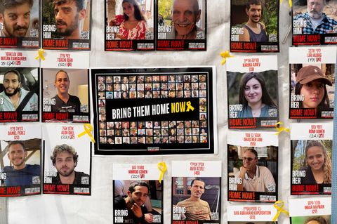 Eine Wand mit Fotos von Geiseln, die die Hamas aus Israel entführt hat