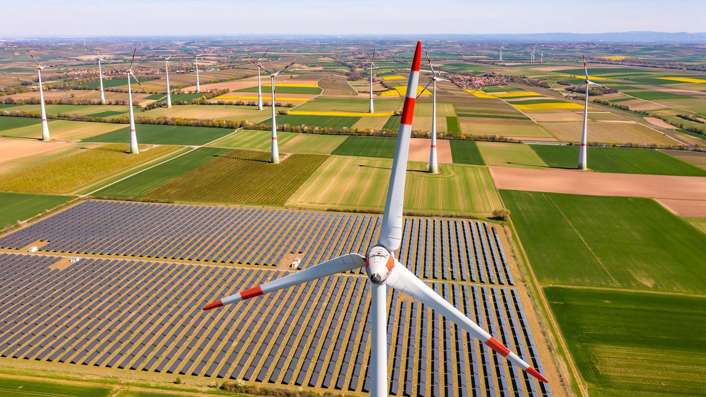 Energiewende: Blick über Windräder und Solarfarmen im Flachland