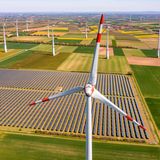 Energiewende: Blick über Windräder und Solarfarmen im Flachland