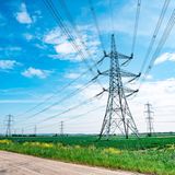 Netzentgelt  Das Netzentgelt ist eine Gebühr, die vom Stromanbieter für die Nutzung des Stromnetzes erhoben wird. Sie ist Teil der Stromrechnung und macht ungefähr ein Viertel der Gesamtrechnung aus. Das Entgelt deckt die Kosten für den Betrieb, die Instandhaltung und den Ausbau des Stromnetzes. Das Netzentgelt ist nicht einheitlich geregelt, sondern hängt vom Wohnort und dem Stromverbrauch ab. Durch den Netzumbau im Zuge der Energiewende stiegen die Netzentgelte in den vergangenen 14 Jahren um bis zu 50 Prozent. 