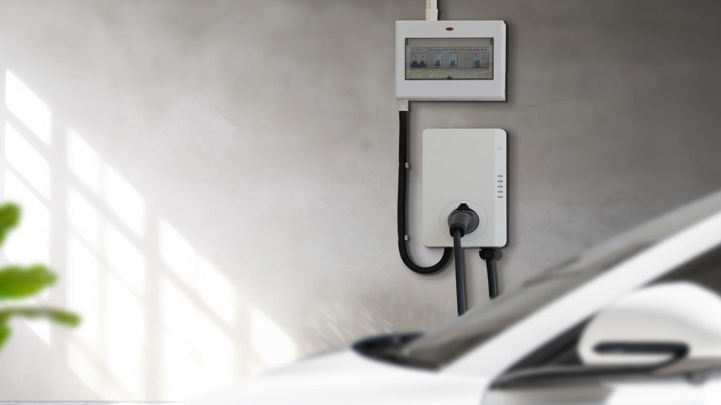 Wallbox und dynamische Stromtarife: Gewinner-Team  Hochleistungs-Ladestation am Haus für das E-Auto. Im Vergleich zu einer normalen Haushaltssteckdose mit maximal 2,3 Kilowatt Ladeleistung bietet eine Wallbox bis zu 22 kW Ladeleistung bieten, was das Laden erheblich beschleunigt. Zugleich schützt sie vor Überhitzung und Überlastung des Hausnetzes. Die Stationen können so automatisiert werden, dass sie bei dynamischen Stromtarifen nur zu Zeiten günstigen Stroms laden oder den Strom direkt aus der Photovoltaikanlage des Hauses beziehen. Wenn Fahrzeug und Wallbox bidirektionales Laden unterstützen, kann der Akku des E-Autos in das Hausnetz eingebunden werden und zum Beispiel Haushaltsgeräte mit Strom versorgen.  Wallboxen mit einer Leistung von 22 kW sind genehmigungspflichtig, da ihr Strombedarf unter Umständen das lokale Verteilernetz überlasten kann. Die 2023 ins Leben gerufene Förderung von Wallboxen durch die KfW ist eingestellt worden.