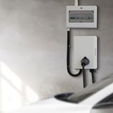 Wallbox und dynamische Stromtarife: Gewinner-Team  Hochleistungs-Ladestation am Haus für das E-Auto. Im Vergleich zu einer normalen Haushaltssteckdose mit maximal 2,3 Kilowatt Ladeleistung bietet eine Wallbox bis zu 22 kW Ladeleistung bieten, was das Laden erheblich beschleunigt. Zugleich schützt sie vor Überhitzung und Überlastung des Hausnetzes. Die Stationen können so automatisiert werden, dass sie bei dynamischen Stromtarifen nur zu Zeiten günstigen Stroms laden oder den Strom direkt aus der Photovoltaikanlage des Hauses beziehen. Wenn Fahrzeug und Wallbox bidirektionales Laden unterstützen, kann der Akku des E-Autos in das Hausnetz eingebunden werden und zum Beispiel Haushaltsgeräte mit Strom versorgen.  Wallboxen mit einer Leistung von 22 kW sind genehmigungspflichtig, da ihr Strombedarf unter Umständen das lokale Verteilernetz überlasten kann. Die 2023 ins Leben gerufene Förderung von Wallboxen durch die KfW ist eingestellt worden.