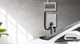 Wallbox und dynamische Stromtarife: Gewinner-Team  Hochleistungs-Ladestation am Haus für das E-Auto. Im Vergleich zu einer normalen Haushaltssteckdose mit maximal 2,3 Kilowatt Ladeleistung bietet eine Wallbox bis zu 22 kW Ladeleistung bieten, was das Laden erheblich beschleunigt. Zugleich schützt sie vor Überhitzung und Überlastung des Hausnetzes. Die Stationen können so automatisiert werden, dass sie bei dynamischen Stromtarifen nur zu Zeiten günstigen Stroms laden oder den Strom direkt aus der Photovoltaikanlage des Hauses beziehen. Wenn Fahrzeug und Wallbox bidirektionales Laden unterstützen, kann der Akku des E-Autos in das Hausnetz eingebunden werden und zum Beispiel Haushaltsgeräte mit Strom versorgen.  Wallboxen mit einer Leistung von 22 kW sind genehmigungspflichtig, da ihr Strombedarf unter Umständen das lokale Verteilernetz überlasten kann. Die 2023 ins Leben gerufene Förderung von Wallboxen durch die KfW ist eingestellt worden.