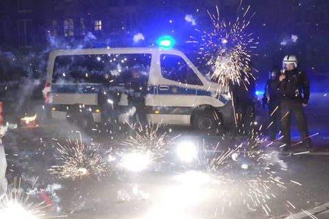 Die Polizei stellte in der Silvesternacht allein in Berlin illegale Kugelbomben und andere illegale Pyrotechnik sicher