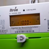 Smartmeter allein reicht nicht für dynamische Stromtarife  Smartmeter sind die Grundlage der Energiewende. Der Smartmeter kann den individuellen Stromverbrauch eines Haushaltes in Echtzeit erfassen und digital anzeigen. Ist das Smartmeter mit einem Mobilfunkempfänger, dem Smartmeter Gate Way ausgestattet, können die Daten via Mobilfunk an den Netzbetreiber geschickt werden und empfangen werden, zum Beispiel die aktuellen Preise für den Strom. Nur mit dieser Technik lassen sich dynamische Stromtarife effektiv umsetzen. Smartmeter werden bis spätestens 2032 die alten Drehscheiben-Stromzähler ersetzen. Derzeit haben gerade einmal ein Prozent aller Haushalte einen solchen digitalen Zähler.
