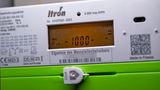 Smartmeter allein reicht nicht für dynamische Stromtarife  Smartmeter sind die Grundlage der Energiewende. Der Smartmeter kann den individuellen Stromverbrauch eines Haushaltes in Echtzeit erfassen und digital anzeigen. Ist das Smartmeter mit einem Mobilfunkempfänger, dem Smartmeter Gate Way ausgestattet, können die Daten via Mobilfunk an den Netzbetreiber geschickt werden und empfangen werden, zum Beispiel die aktuellen Preise für den Strom. Nur mit dieser Technik lassen sich dynamische Stromtarife effektiv umsetzen. Smartmeter werden bis spätestens 2032 die alten Drehscheiben-Stromzähler ersetzen. Derzeit haben gerade einmal ein Prozent aller Haushalte einen solchen digitalen Zähler.