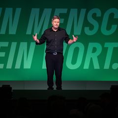 Ein Mensch. Ein (fehlendes) Wort. Leider spart Robert Habeck im Wahlkampf an Feminismus, findet unsere Kolumnistin