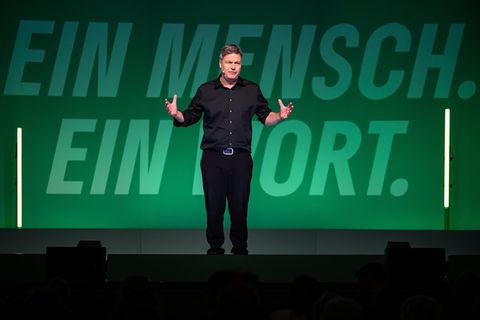 Ein Mensch. Ein (fehlendes) Wort. Leider spart Robert Habeck im Wahlkampf an Feminismus, findet unsere Kolumnistin