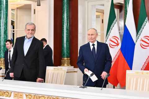 Irans Präsident Massoud Pezeshkian mit Russlands Machthaber Wladimir Putin