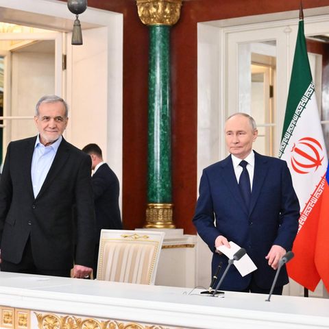 Iranian President Massoud Pezeshkian with Russian leader Vladimir Putin