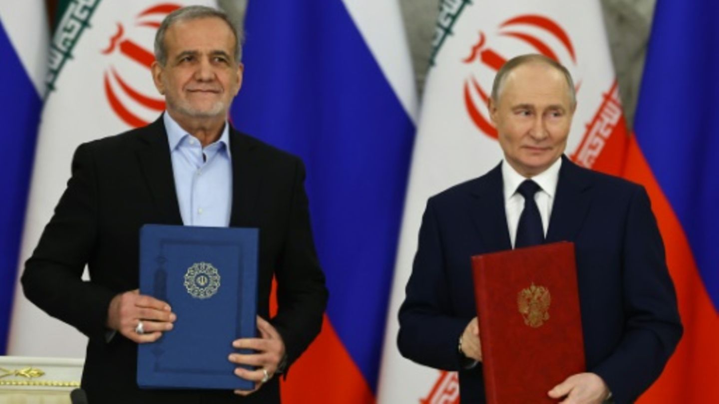 Wladimir Putin (rechts) und Massud Peseschkian in Moskau
