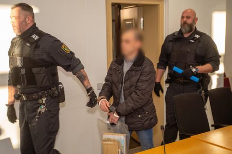 Angeklagter im Fall Valeriia auf dem Weg in den Gerichtssaal