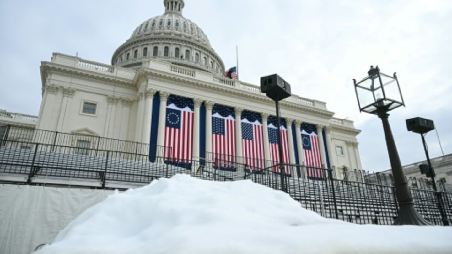 Schnee auf den Stufen des Kapitols in Washington