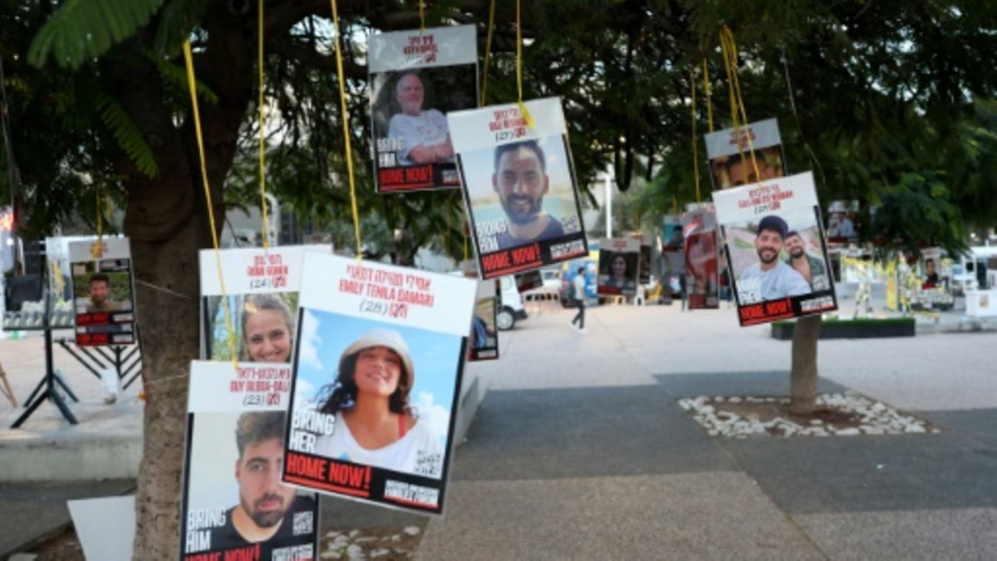 Fotos von Verschleppten in Tel Aviv
