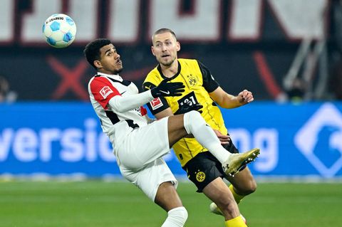 Kampf um den Ball im Bundesliga-Spiel Eintracht Frankfurt - Borussia Dortmund