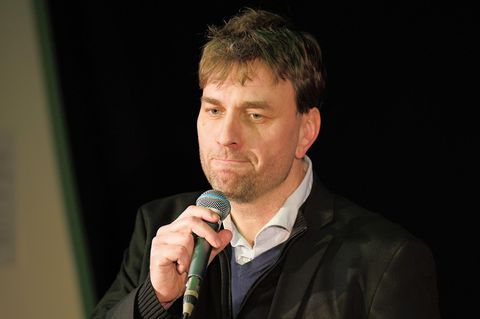 Der grüne Bundestagsbageordnete Stefan Gelbhaar mit Mirkofon in der Hand
