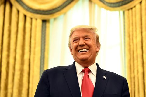 Vor einem Fenster mit schweren goldenen Vorhängen steht US-Präsident Donald Trump und lacht. Wegen des Tiktok-Banns?