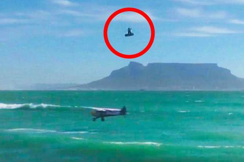 Kitesurfer katapultiert sich über fliegendes Flugzeug hinweg