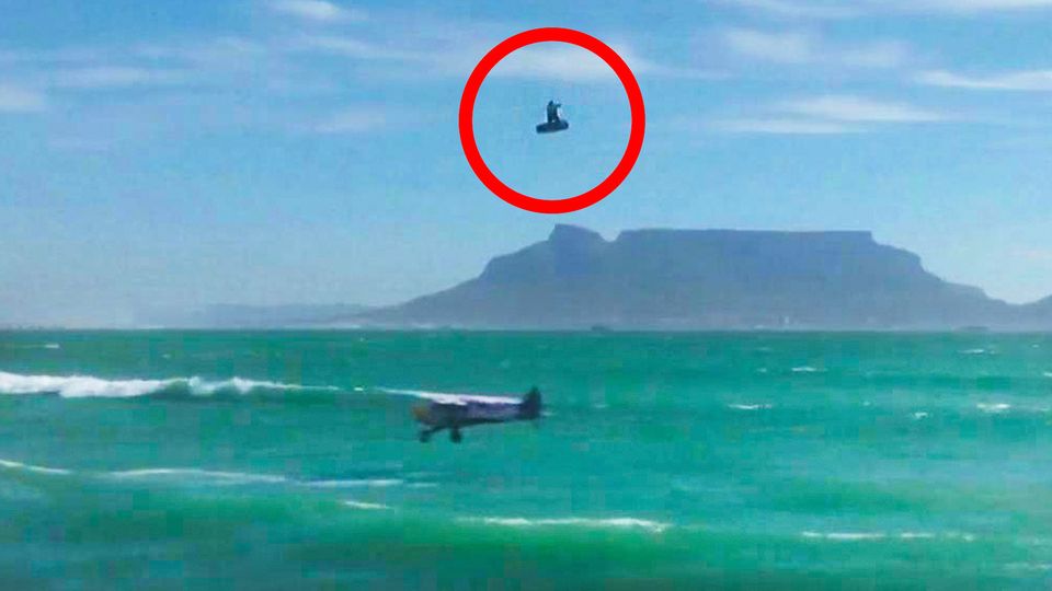 Kitesurfer katapultiert sich über fliegendes Flugzeug hinweg