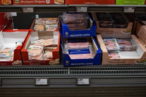 Wurstprodukte in der Theke einer Aldi Süd-Filiale in Aachen