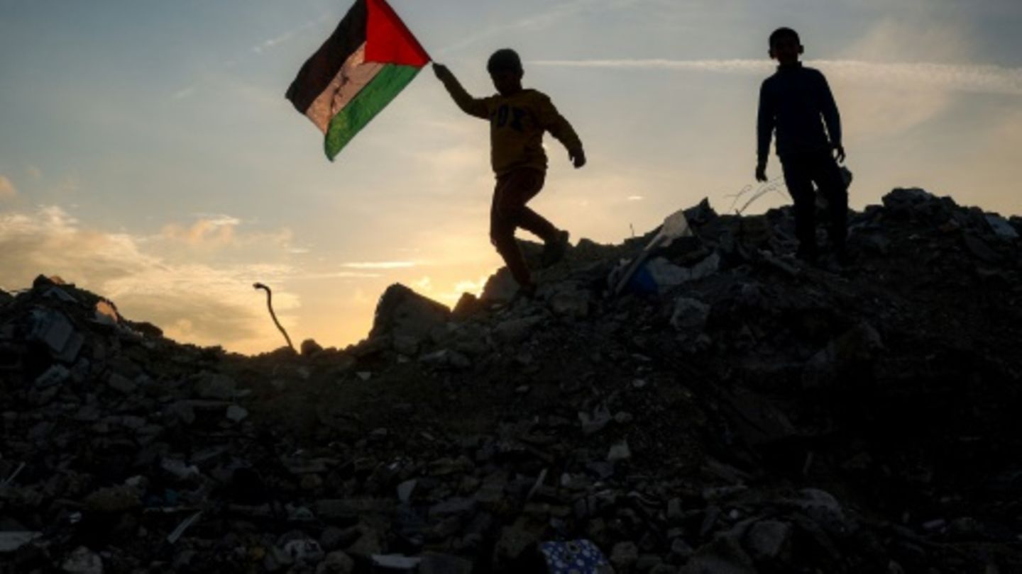 Junge mit Palästinenserfahne im Gazastreifen
