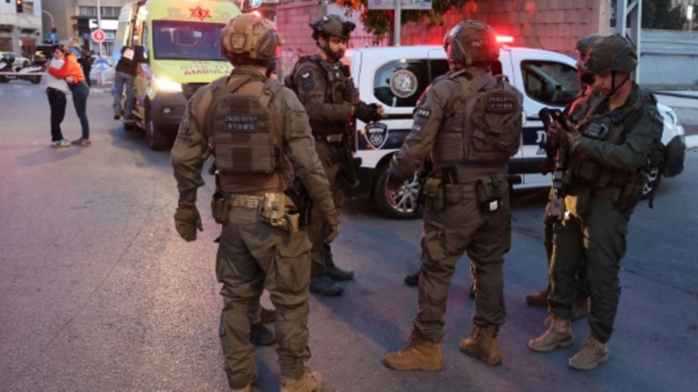 Polizisten in der Nähe des Tatorts in Tel Aviv