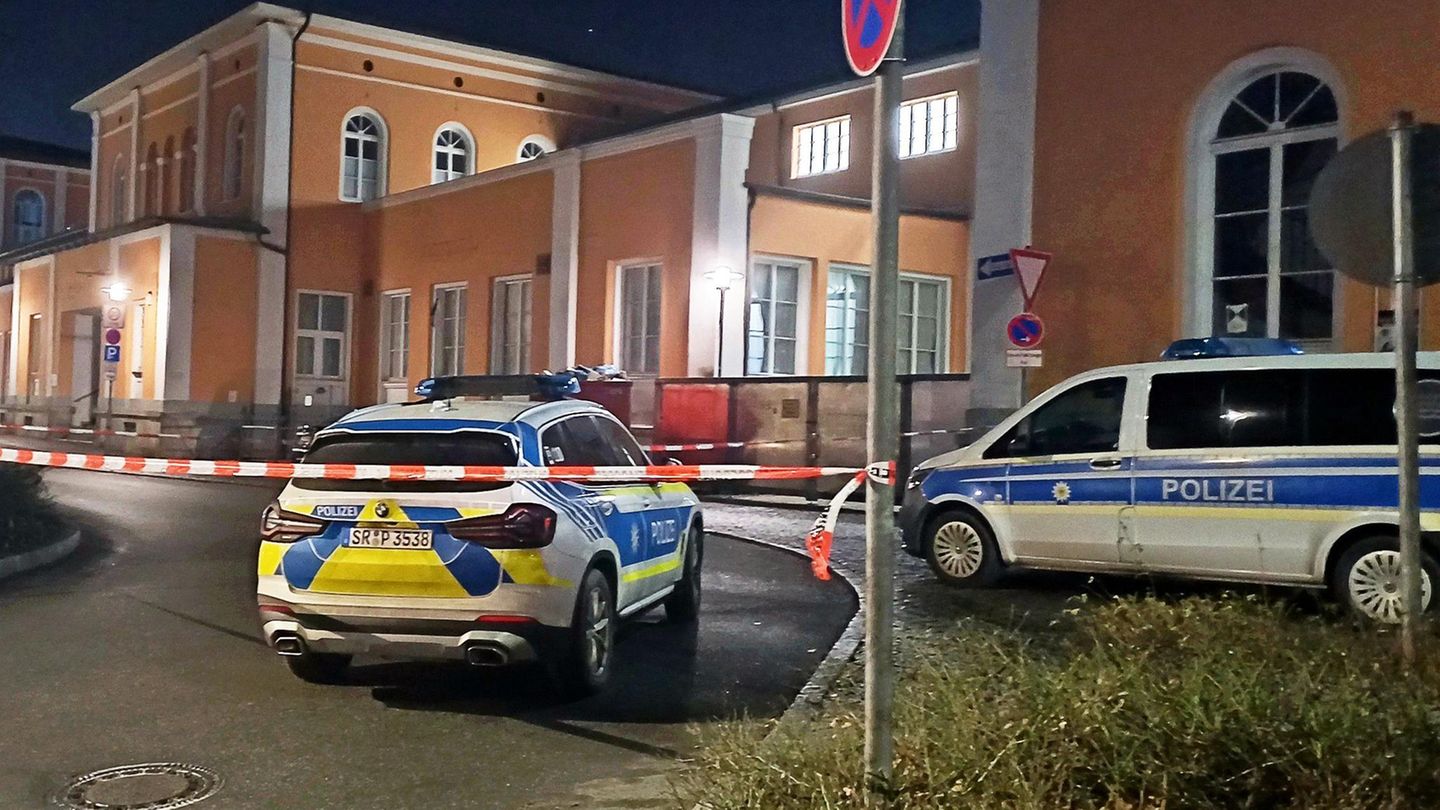 Deutsche-Bahn-Bahnhof-Passau-wegen-Bombendrohung-ger-umt-Durchsuchungen-in-ICE